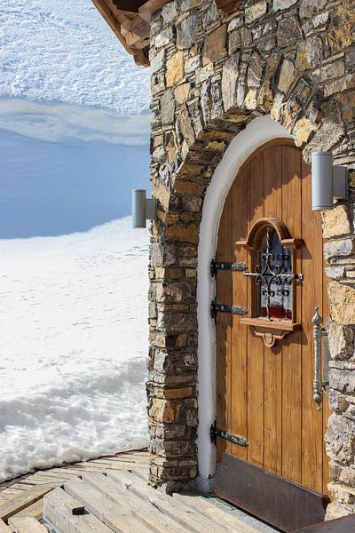 Hüttentür im Schnee by Andreas Stach