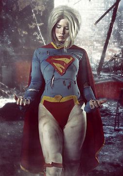 Blondes Supergirl-Kosplay-Modell in dramatischer Umgebung