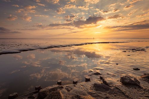 Weerspiegeling op het Wad bij Holwerd – rust in gouden licht
