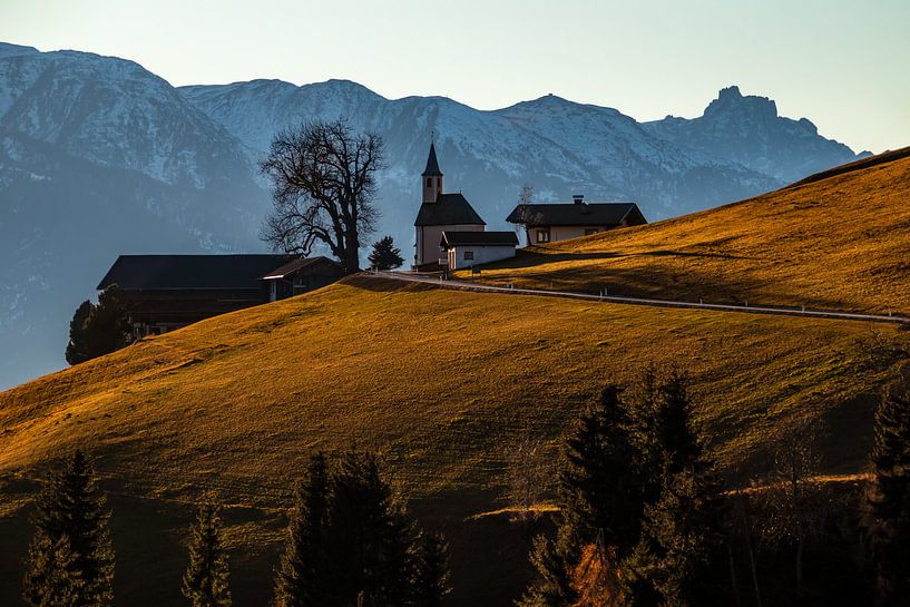 Bergdorpje met kerkje in Oost-Tirol, Oostenrijk van Felina Photography