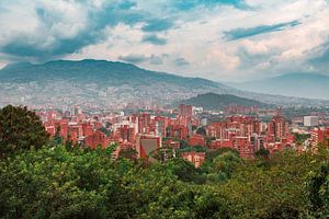 Panorama de Medellín : ville moderne entre les Andes et les nuages