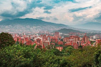 Panorama van Medellín: Moderne stad tussen Andes en wolken