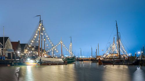 Verlichte schepen in de Westerhaven van Urk