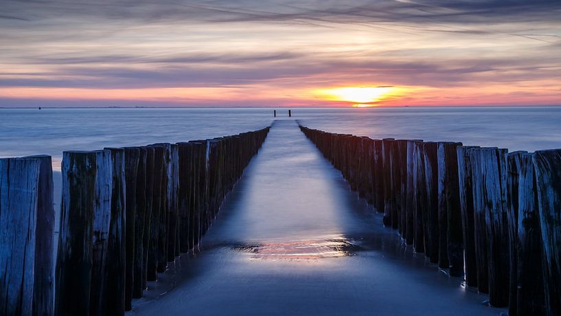 Zonsondergang aan de kust van Zoutelande Zeeland van Menno Schaefer