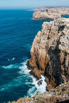 Rotsen langs de Algarve kust || Reisfotografie Portugal van Suzanne Spijkers
