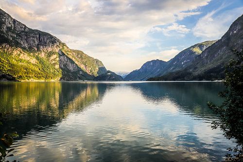 Die ruhige Schönheit des Sandvinvatnet: Golden Hour von Odda aus