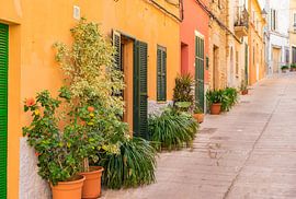 Idyllische straat in de oude stad van Alcudia op Mallorca, Spanje Balearen van Alex Winter