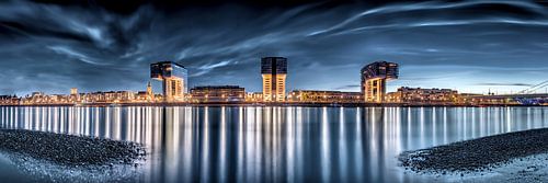 De kraangebouwen van Keulen in het avondlicht.