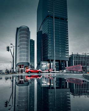 Grauer Himmel mit rotem Auto von Milan Markovic