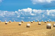 Hooibalen en mooie wolkenluchten in zomers Frankrijk van Hans Kerchman thumbnail