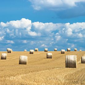 Hooibalen en mooie wolkenluchten in zomers Frankrijk van Hans Kerchman