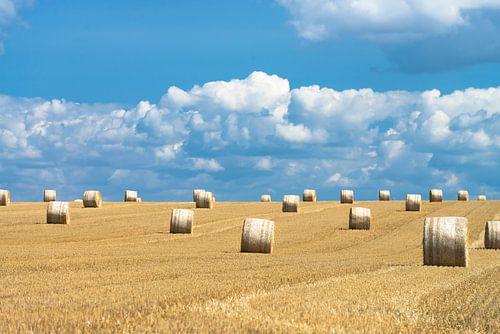 Hooibalen en mooie wolkenluchten in zomers Frankrijk