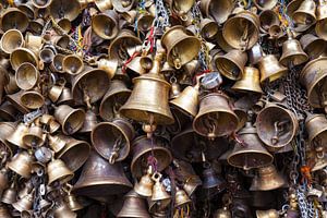 Klokken in een boeddhistische tempel in Nepal van Jan Schuler
