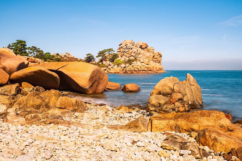 Atlantische kust in Bretagne bij Ploumanach van Rico Ködder