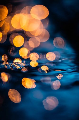 Wateroppervlak met lichtgevend bokeh