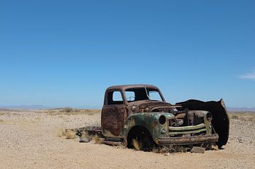 Autowrak in woestijn van Namibie van Felix Sedney