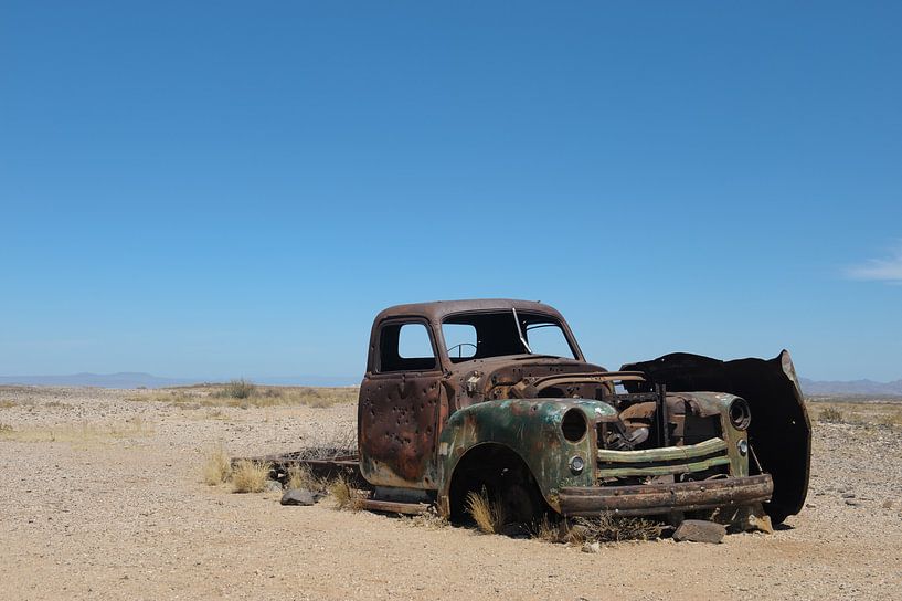 Autowrak in woestijn van Namibie van Felix Sedney