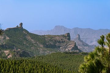 Panoramisch uitzicht op Roque Nublo en Roque Bentayga van Peter Baier