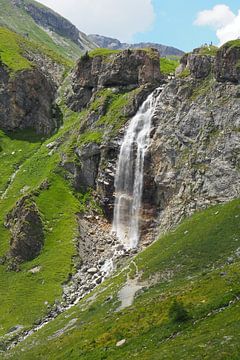 Chutes d'eau en montagne - une photographie spectaculaire de la nature, pleine d'énergie et de force. Acheter maintenant une peinture murale ou une toile et découvrir l'eau de montagne.