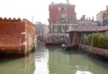 Huizen aan kanaal met boten in oude centrum Venetie, Italie