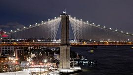 Jeu de lumière sur le pont de Brooklyn - Nuits sombres, cordes rayonnantes