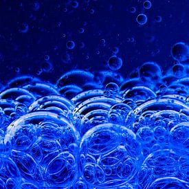 Wasser mit Blasen von Peter van den Berg
