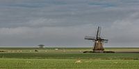 Molen onder de Friese Waddendijk nabij het dorp Hallum van Harrie Muis thumbnail