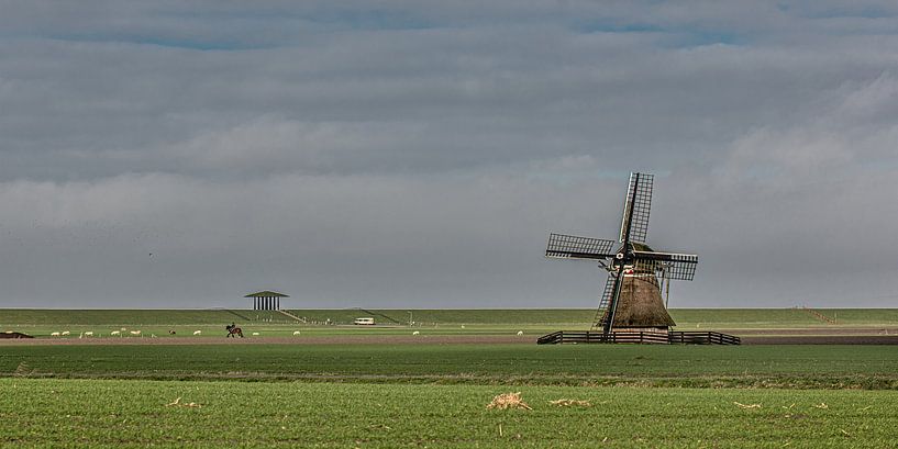 Molen onder de Friese Waddendijk nabij het dorp Hallum van Harrie Muis