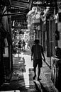 Man in steeg in China Town, Bangkok van Johan Zwarthoed thumbnail