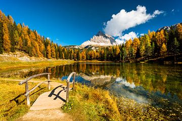 Eine See, Herbstfarben und berge in der Dolomiten
