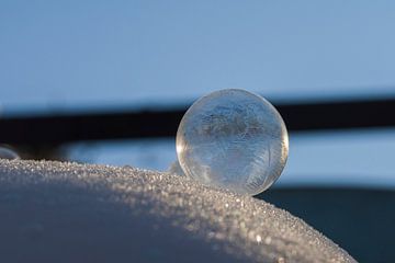 Bevroren zeepbel op een laag sneeuw van SBB Fotografie