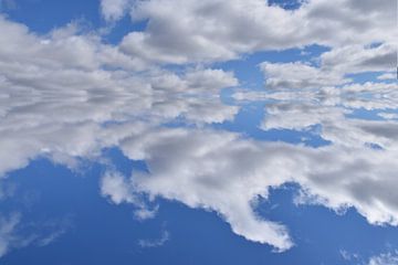 Reflectie van wolken op het water van Claude Laprise