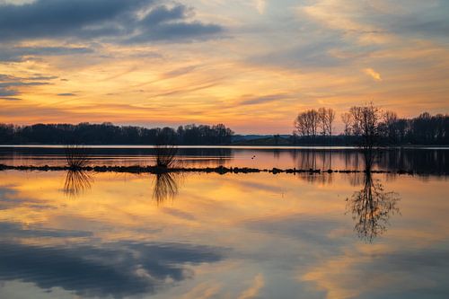 Kleurrijke zonsondergang weerspiegelt in het meer bij recreatiegebied Geestmerambacht