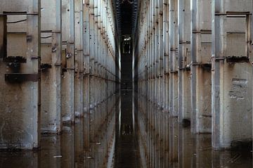 Un hall d'usine abandonné sur Tim Vlielander