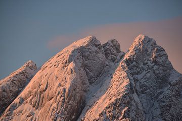 Gekleurde besneeuwde bergen van Hoven Fotografie