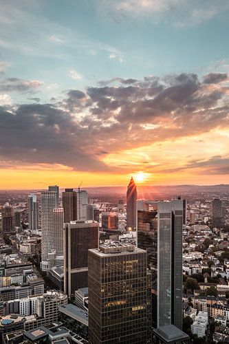 Frankfurt van boven Maintower bij zonsondergang