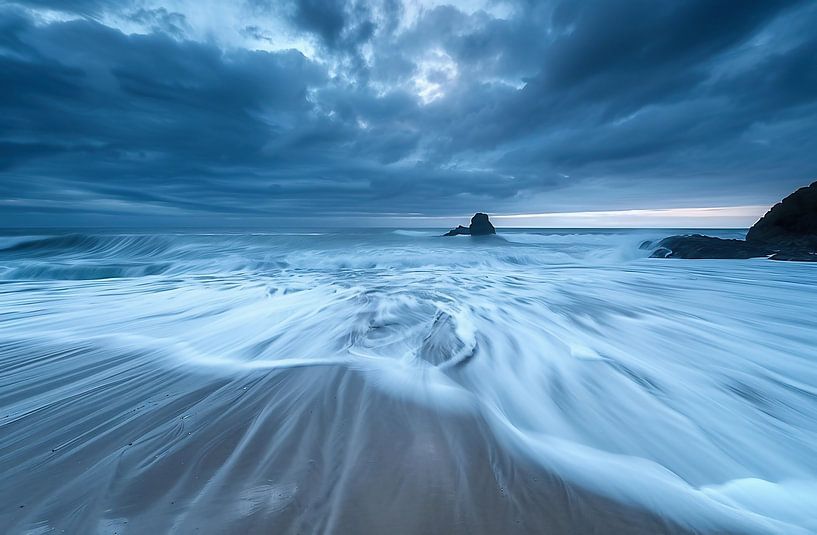 Blaue Stunde, stille Küste von fernlichtsicht