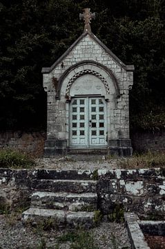 Een prachtig, duister verlaten kerkhof in de Durbuy van Angelique Gooijer-Hus
