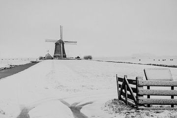 Mühle in Winterlandschaft, in schwarz-weiß. von Menno Schaefer