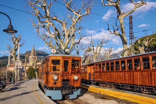 Historische trein De Rode Bliksem in het station van Soller, Mallorca