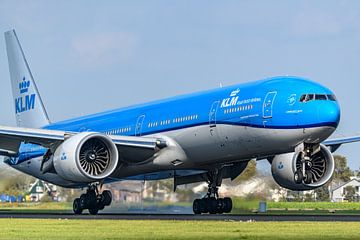 KLM Boeing 777-300 (PH-BVU) landt op de Polderbaan.