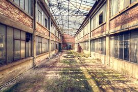 Symmetrischer Korridor im Zerfall. von Roman Robroek – Fotos verlassener Gebäude