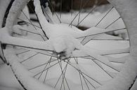 een fietswiel in de sneeuw van ChrisWillemsen thumbnail