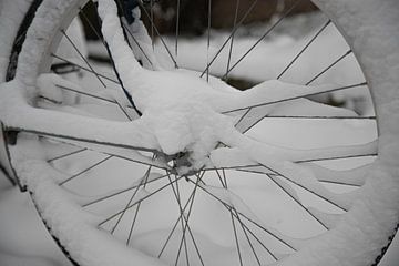 een fietswiel in de sneeuw van ChrisWillemsen