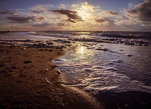 Coucher de soleil sur la mer sur Marjon Boerman