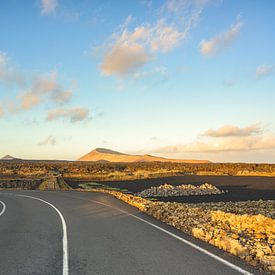 Weg naar de vulkanen op Lanzarote van Michael Valjak