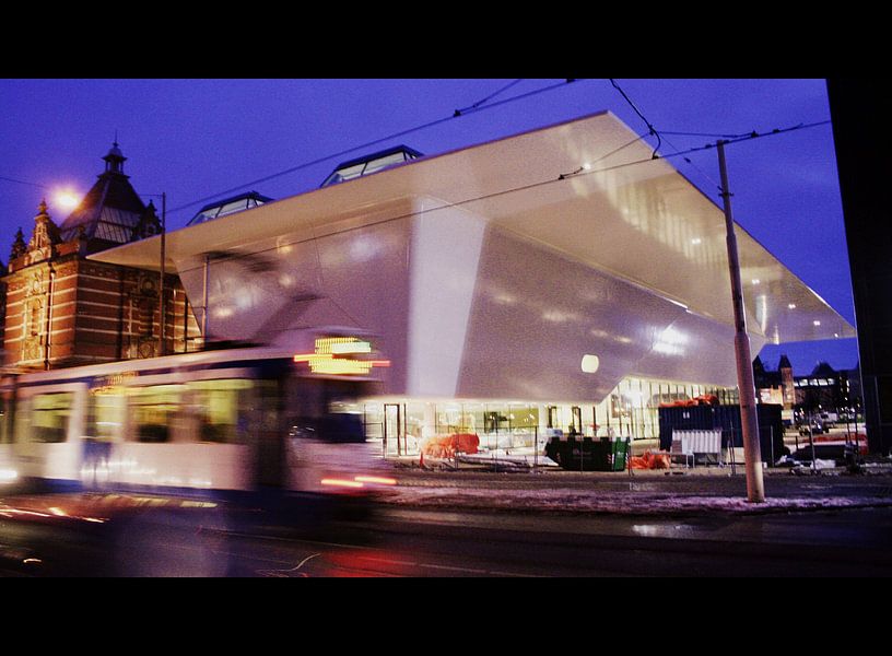 Stedelijk Museum, Amsterdam with passing tram 14 von Philip Nijman