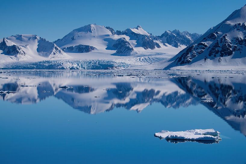 Landschap met reflectie Spitsbergen van Merijn Loch