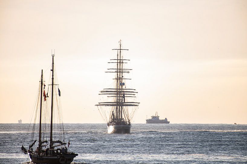 Die Segelschiffe verschwinden langsam in der untergehenden Sonne. von Brian Morgan