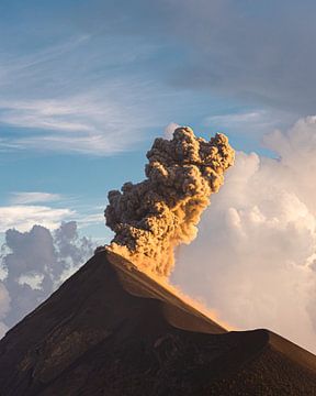 Volcan El Fuego en éruption au coucher du soleil sur Frank Aardema